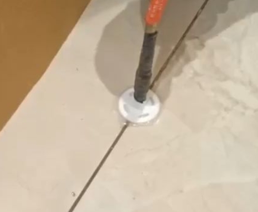 石嘴山瓷砖空鼓维修公司专业解答瓷砖在铺贴过程中，如果没有涂抹均匀到位的粘结材料（如水泥砂浆或瓷砖胶），可能会导致以下问题